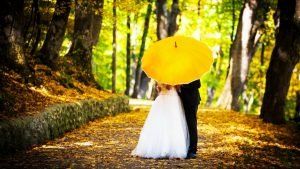 couple-kisses-under-umbrella-couple 3